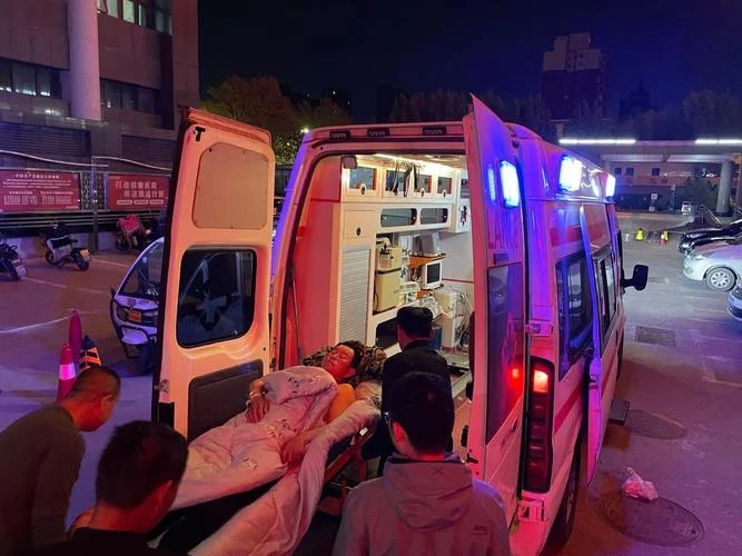 梦见救护车救别人_1