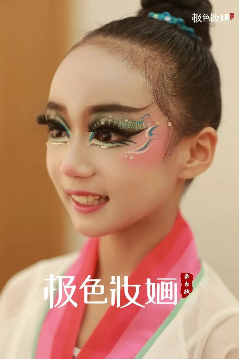 梦见化妆表演-梦演妆容
