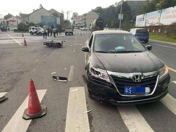 梦见自己开车撞别人车-梦驾车撞他人车辆