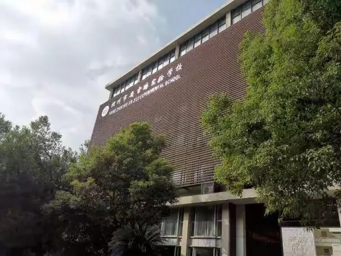 克拉玛依第十中学地址_1