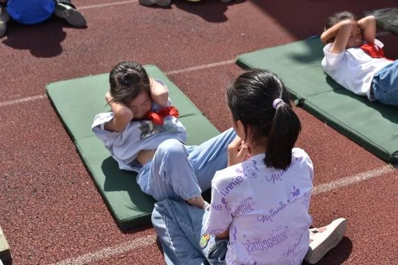 怎么做仰卧起坐小学生_2