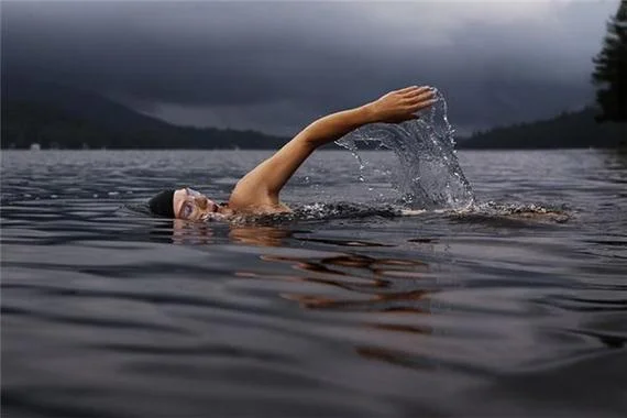 女性梦见大水里游泳_2