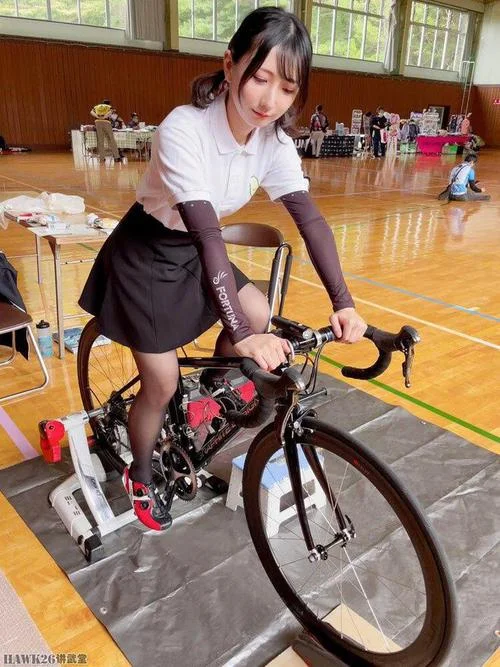 日本女大学生拉车_2