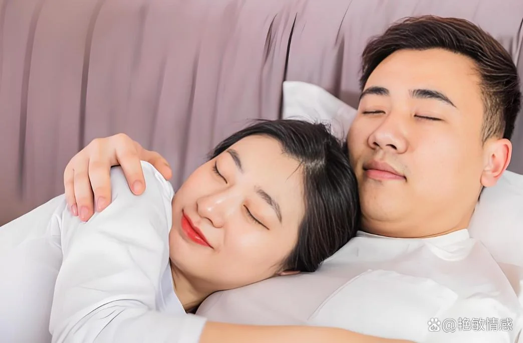 梦见异性后面抱我_1