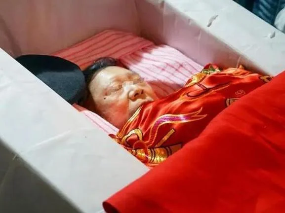 梦见帮人抬棺材_2