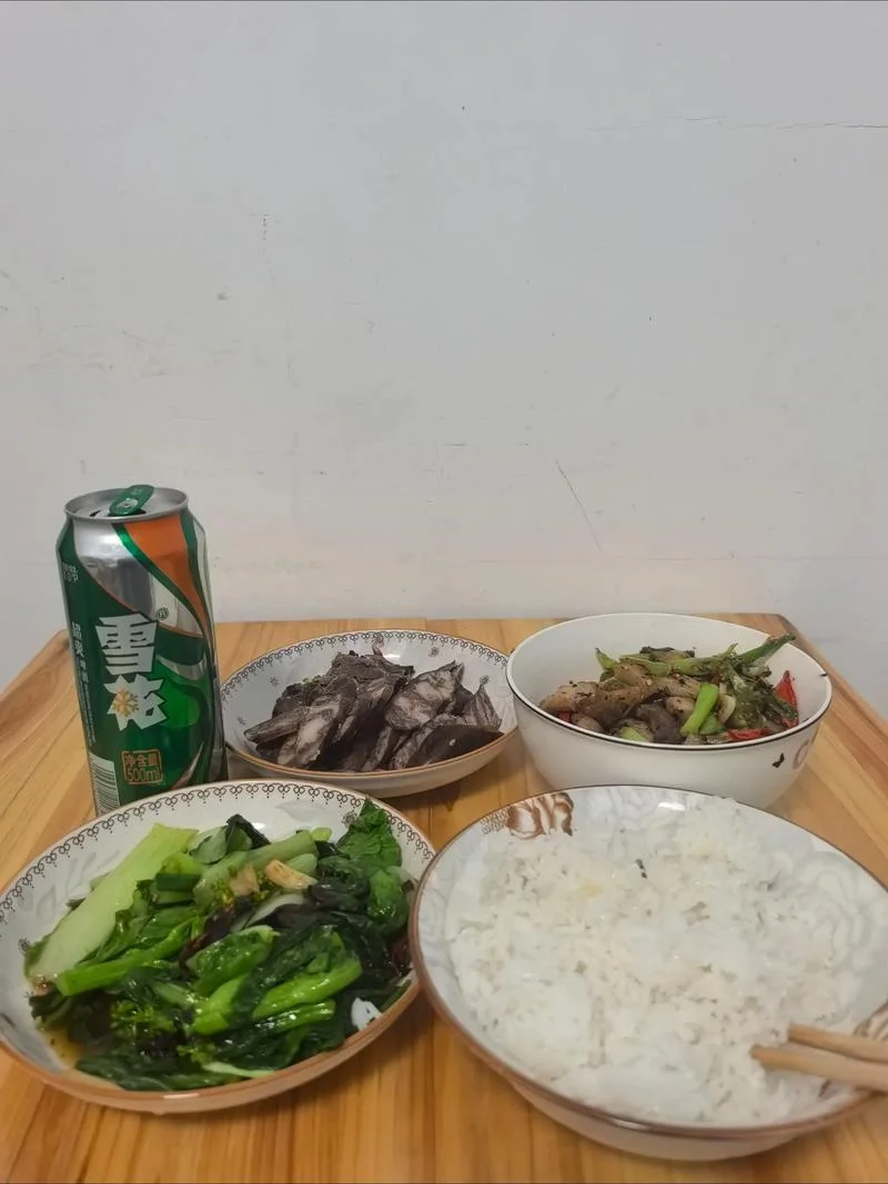 一个人吃饭的说说图片_1