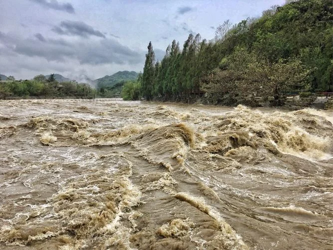梦见汹涌的河水很吓人_2