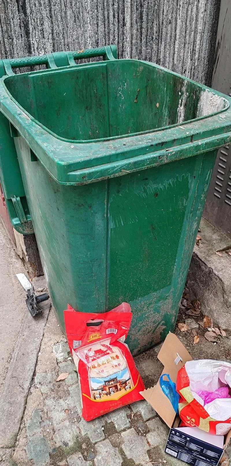 梦见东西被扔进垃圾桶-梦遗物入垃圾桶