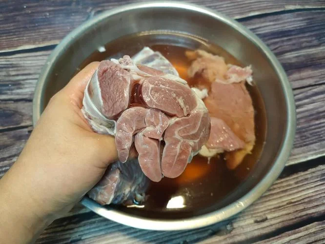 梦见把熟肉分给别人吃_1