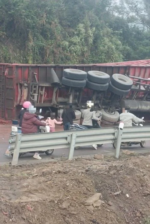 梦见货车翻车_1