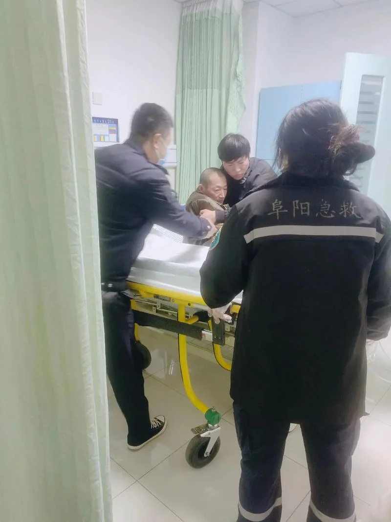 梦见坐在救护车上_1