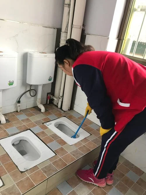 梦见自己扫厕所_1
