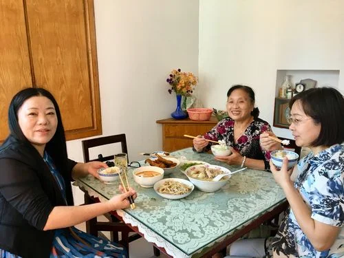 梦见陌生女人一起吃饭_2
