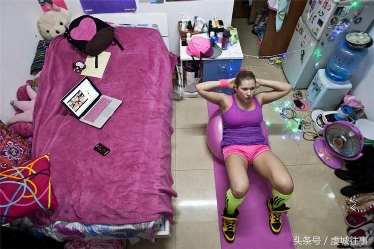 两个留学女孩浴室欢愉_2