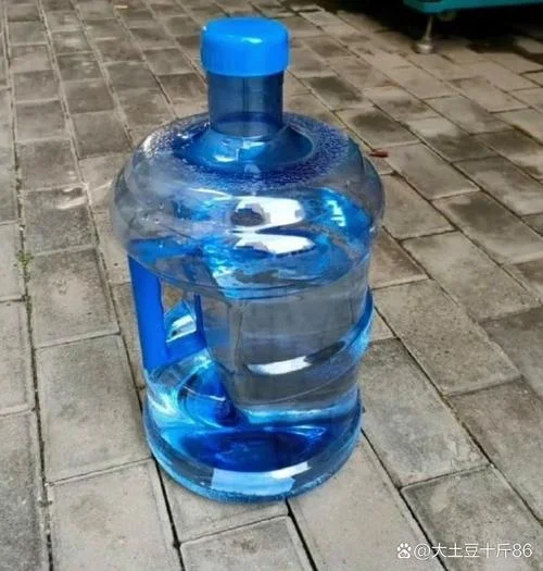 梦见饮水机里的水很脏-饮水机水脏梦