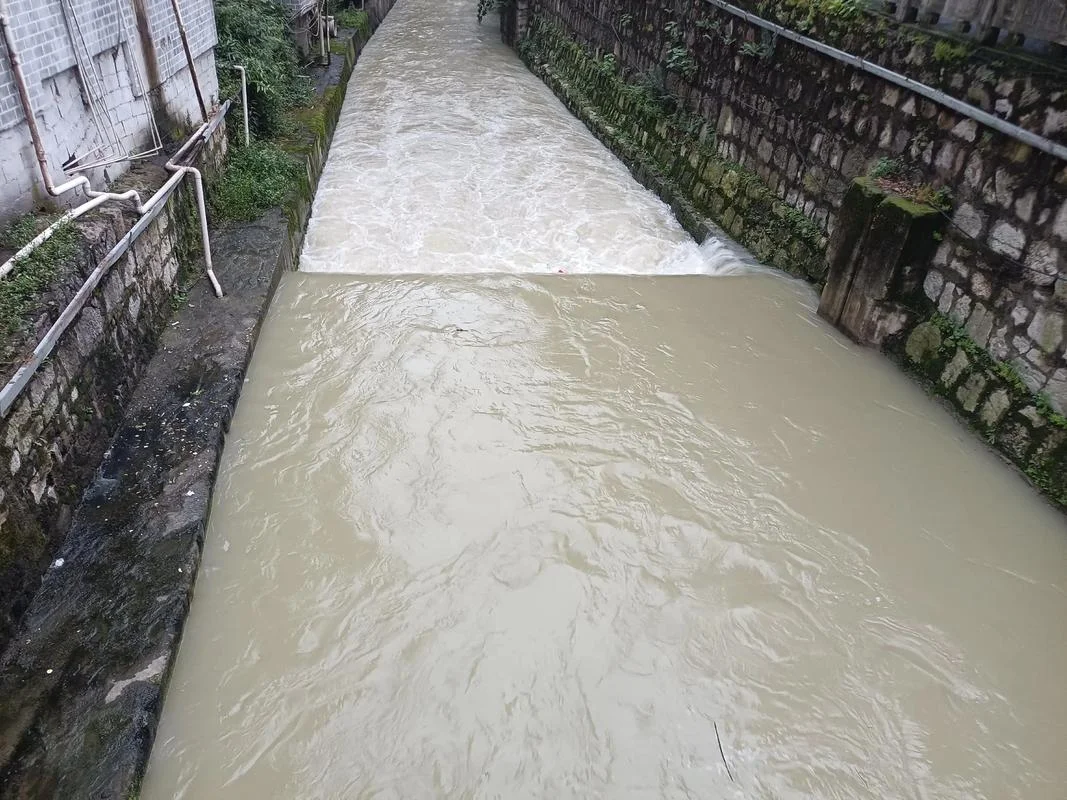 梦见河里的水涨很高-梦见河水暴涨