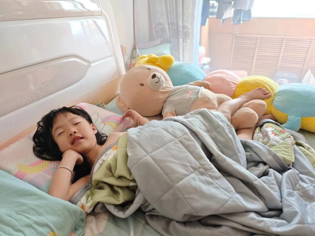 梦见抱女孩睡觉啥意思-梦见抱女孩睡觉寓意