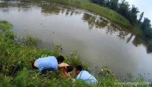 梦见掉入河中是什么预兆_1