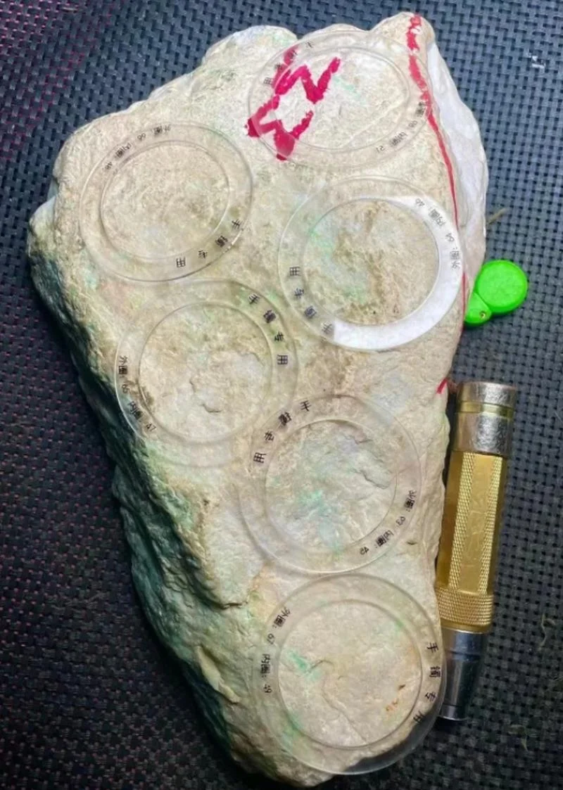 梦见七彩翡翠原石_1