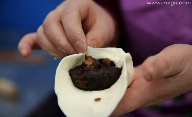 梦见自己吃包子没吃饱_1