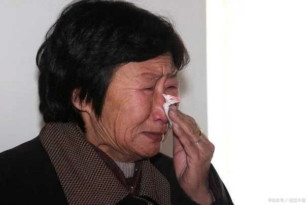 梦见死去的老人哭_2