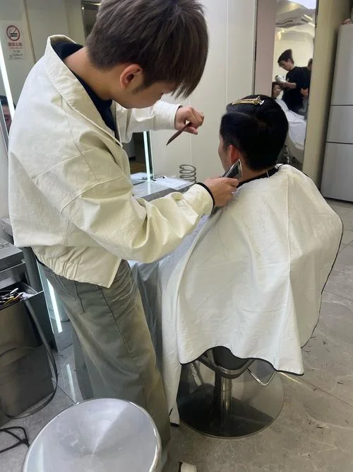 梦见男朋友剪头发-男友理发之梦