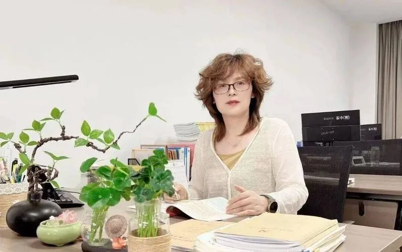 实验中学漂亮的老师_1