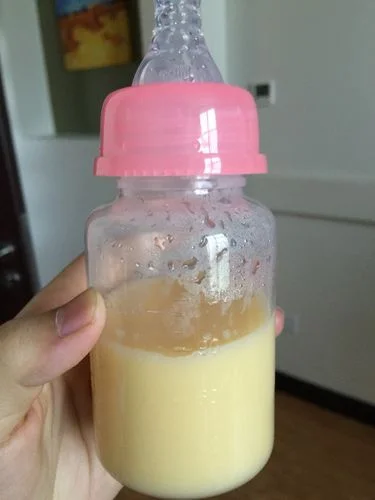 吸奶吸出粉色血怎么办_1