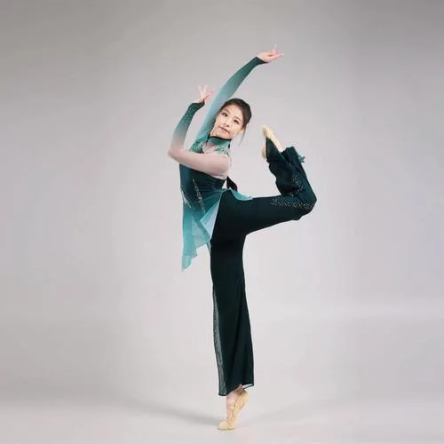 学生艺考穿什么服装_1