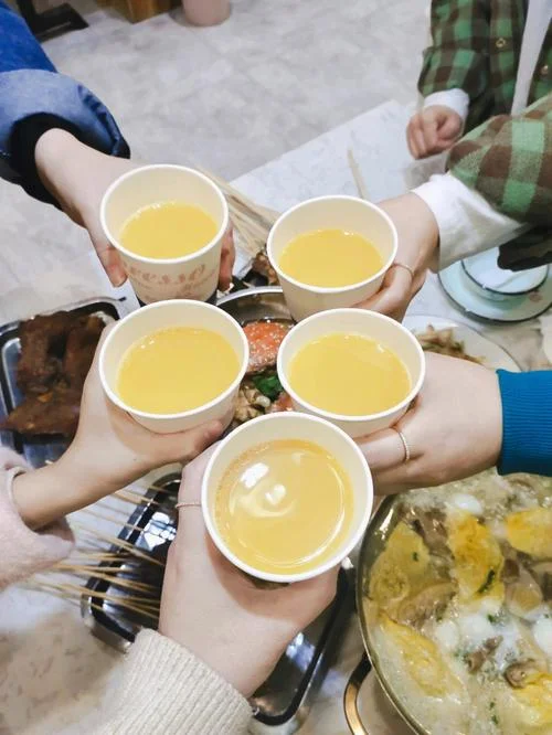 梦见和朋友在一起聚餐_1