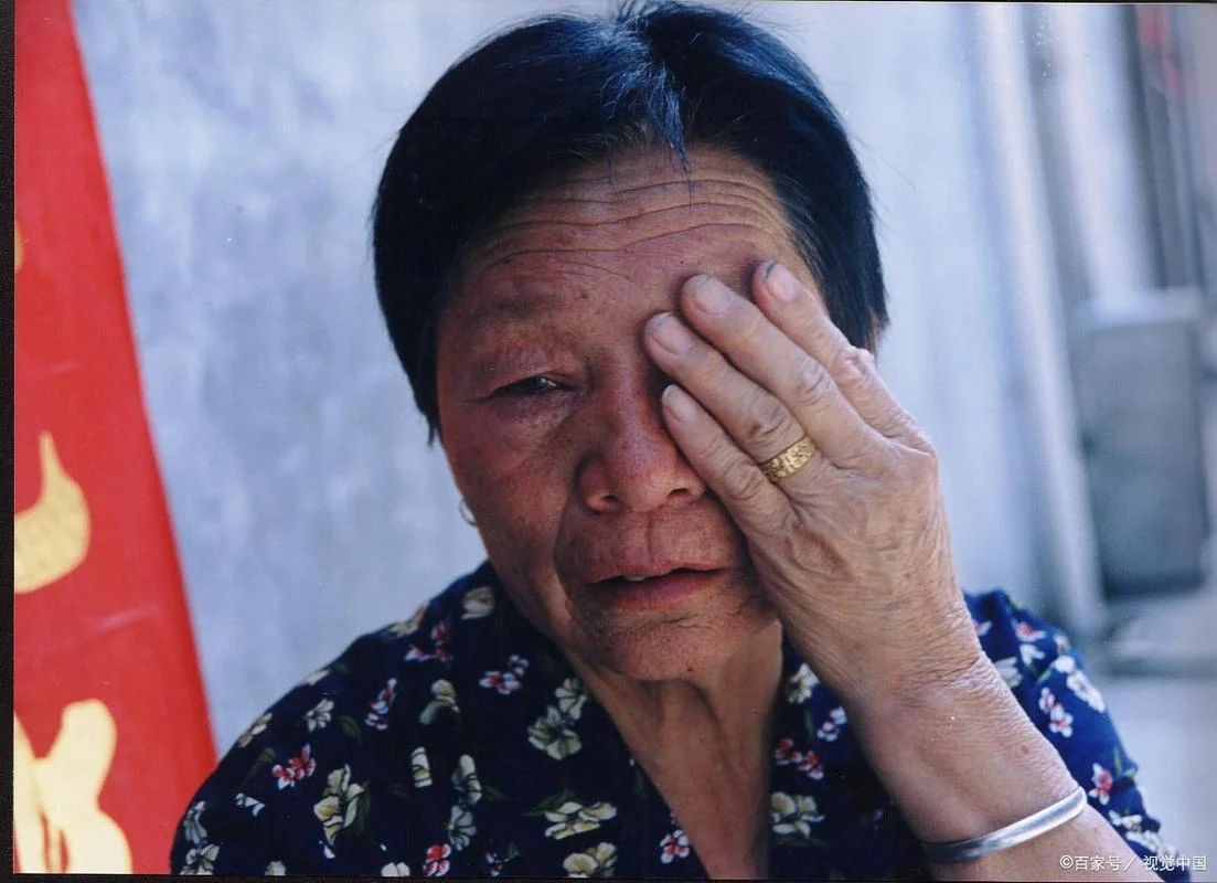 做梦梦到去世的老人哭_1