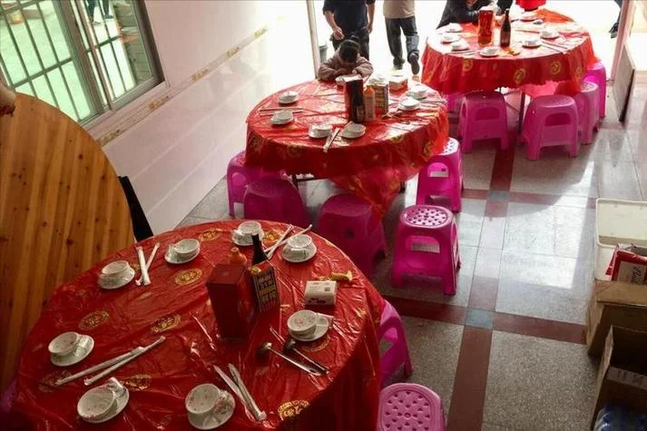 梦见吃酒席挺多人_1