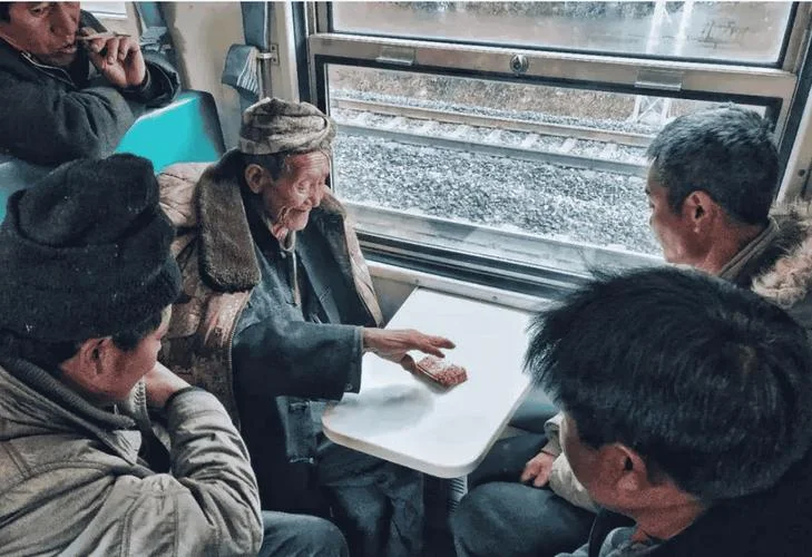 梦见火车行驶方向反了-梦见火车逆行