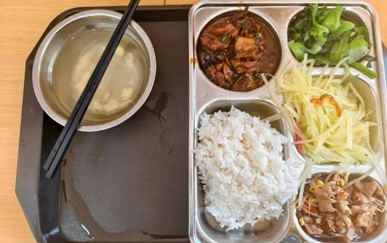 梦见去食堂吃饭-梦去食堂吃饭