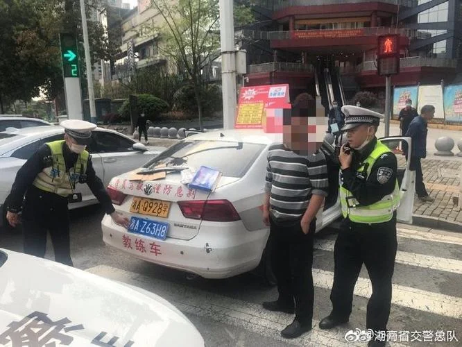 梦见交警查住自己的车了怎么回事_1