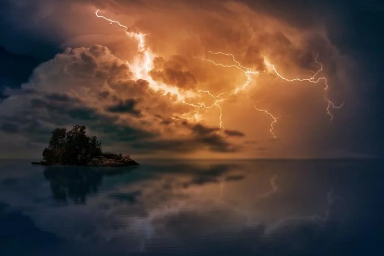 梦见打雷下暴雨_1