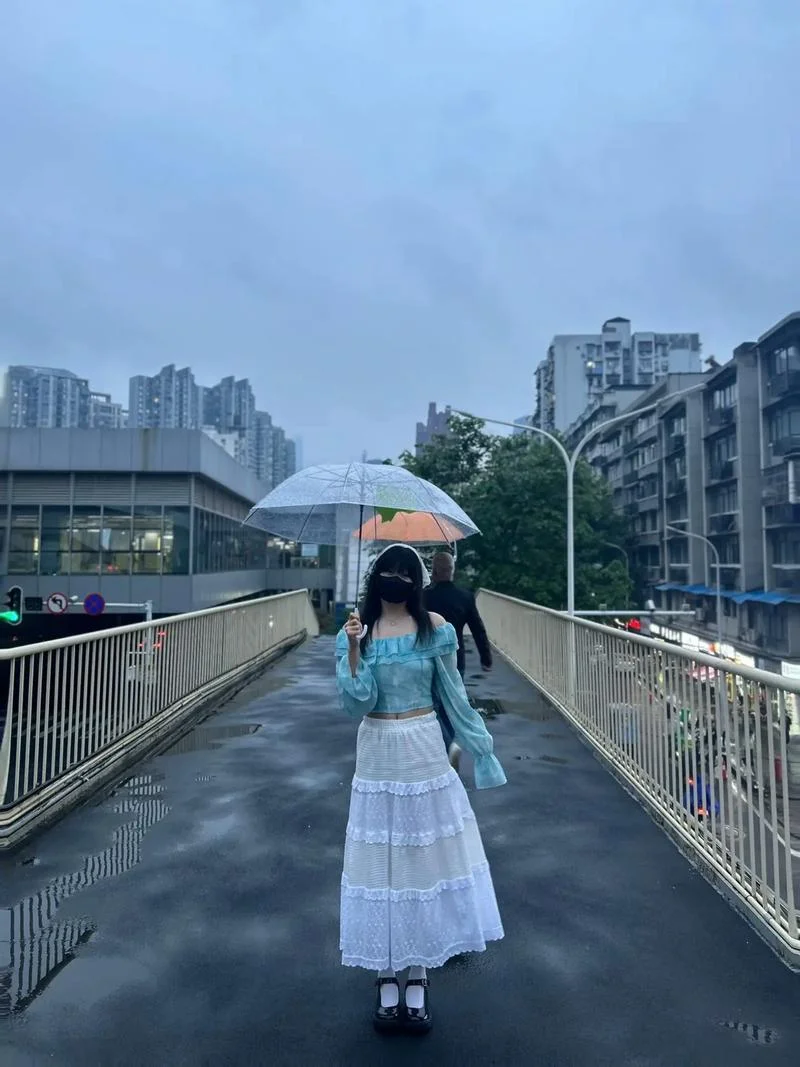 已婚女人梦见下雨打伞_2
