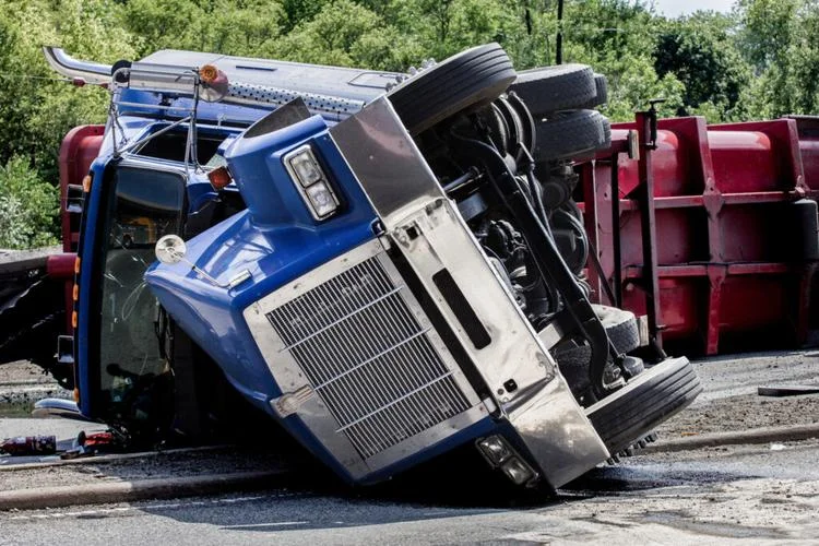 梦见货车翻车_2