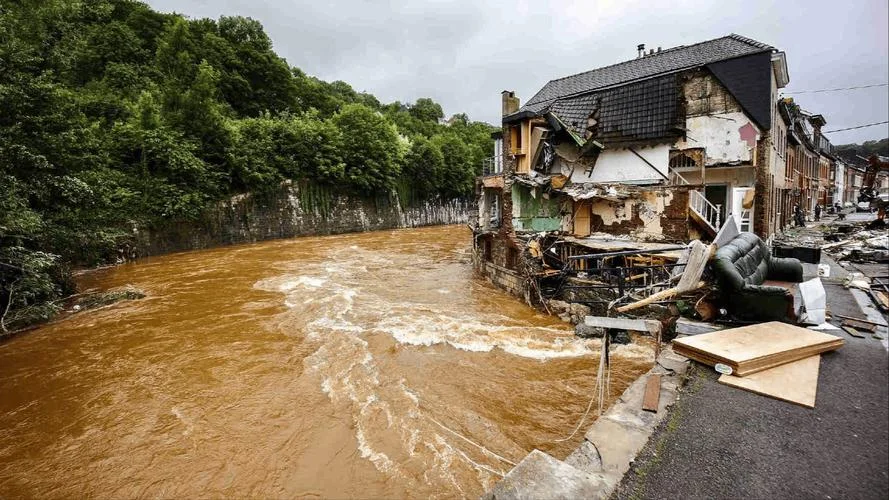 梦到地震大雨_1