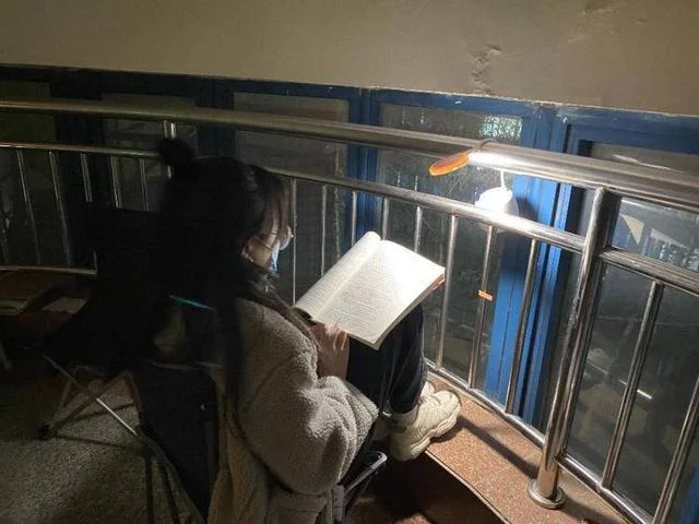楼道里的考研族-楼道备考人