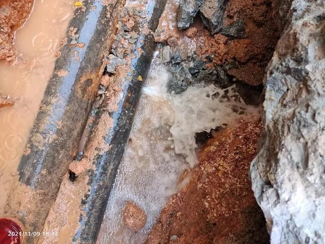 梦见家里的水管到处漏水_2