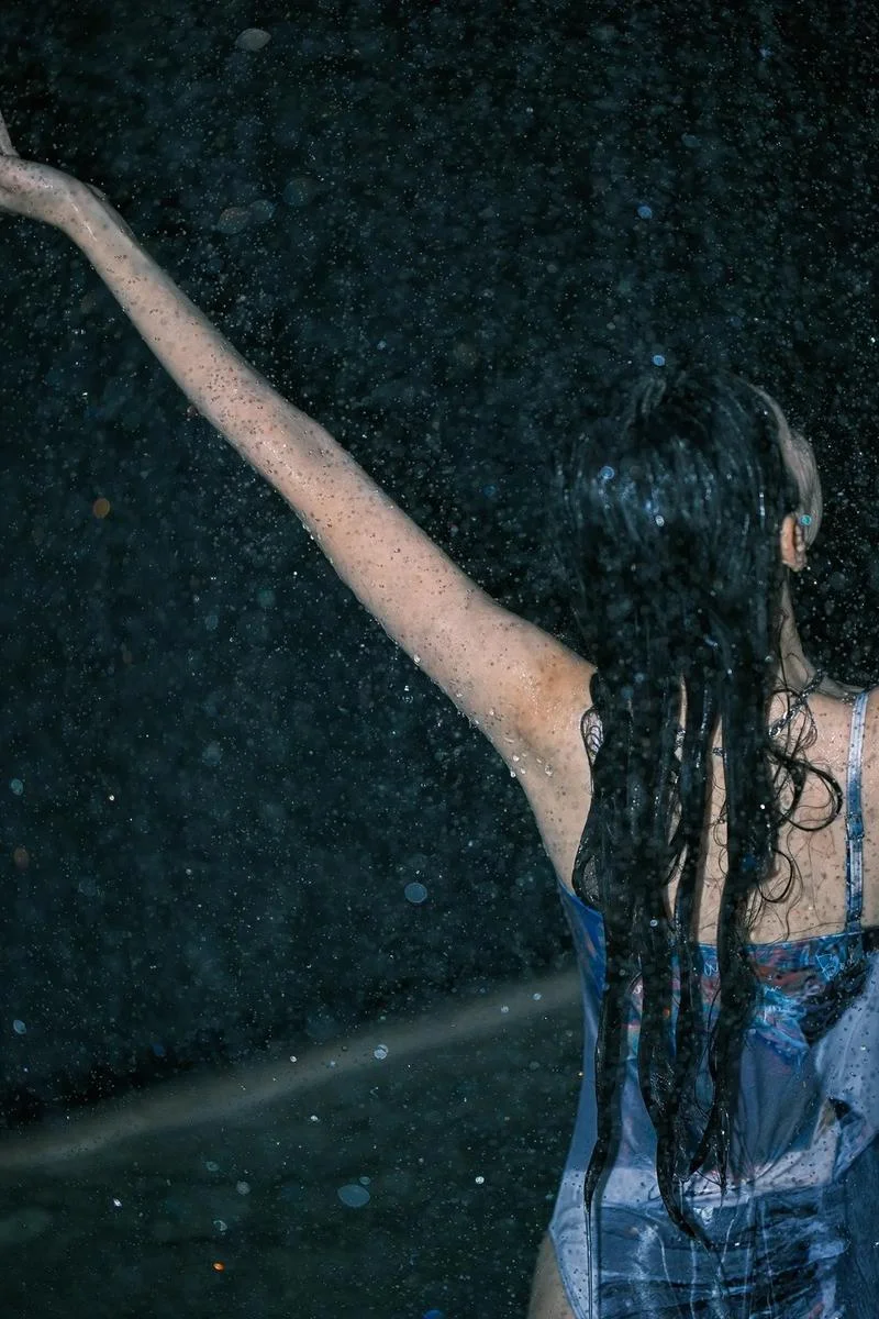 梦见下暴雨自己被雨淋-梦见遭暴雨淋头