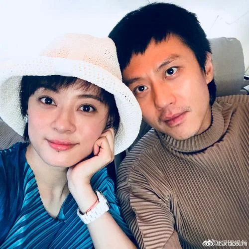 梦见夫妻两个人抱头哭_1