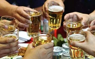 梦见和死去的朋友喝酒-梦与逝友共饮