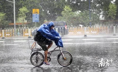 梦见自己在大雨中骑自行车_2
