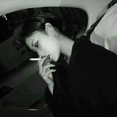 qq头像女生霸气叼烟头_1