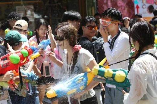 曼谷泼水节是几月几日_2
