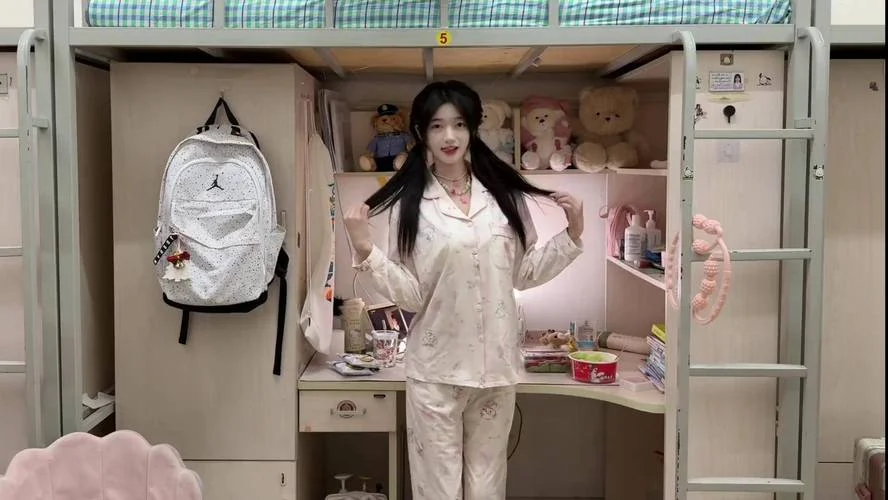 梦见自己住进女生宿舍_1
