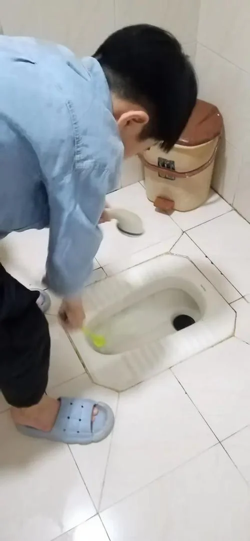 梦见自己扫厕所_2