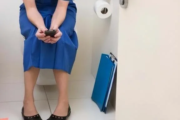 女人梦见臭气熏天的公厕_1